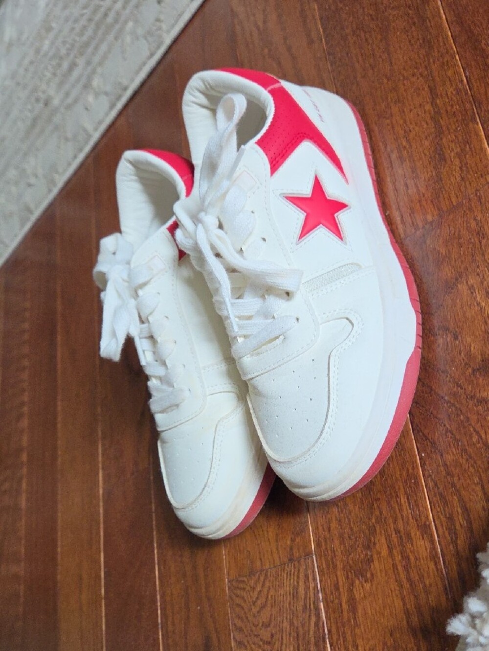 Vintage Havana White Sneakers with Red Star Accents - Picture 7 of 13